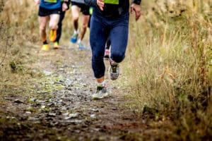 10 Practical Trail Running Tips for Beginners, PTT Outdoor, group runners running uphill PMRQAGA,